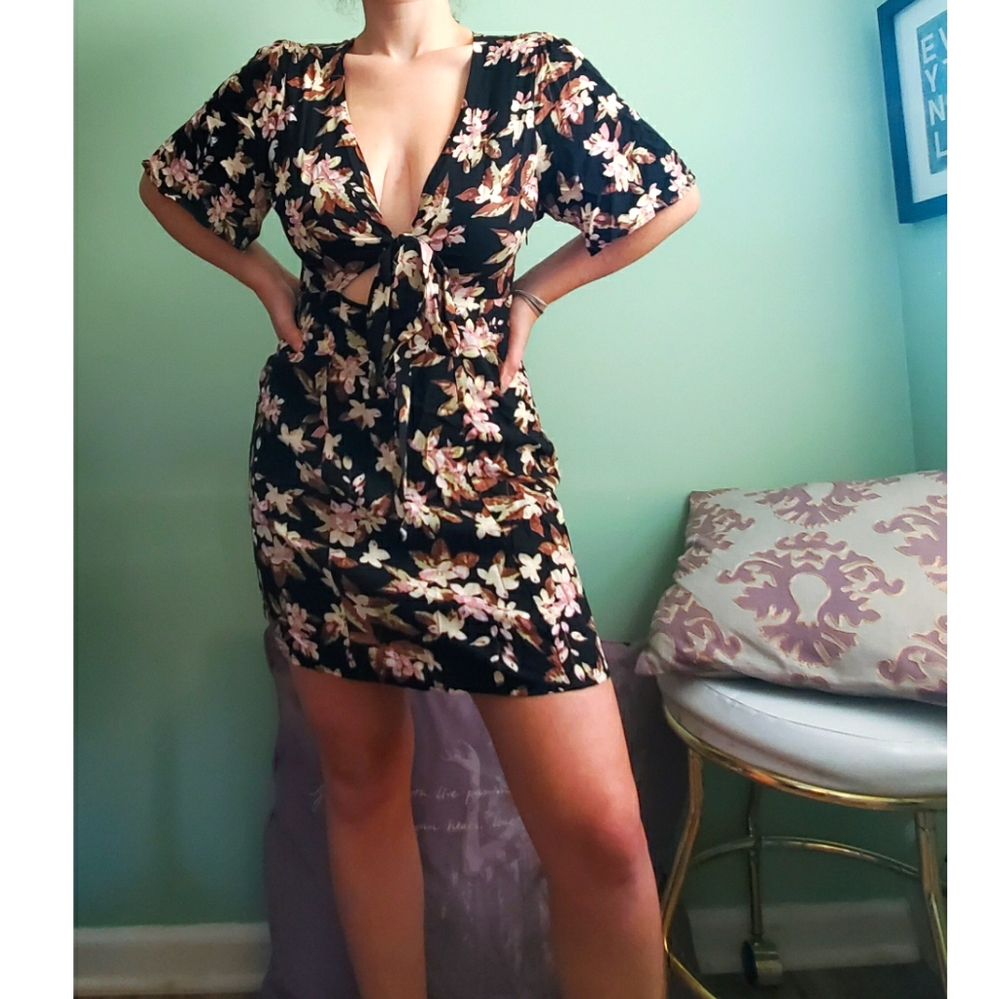 Floral Mini Dress w Cut Out!